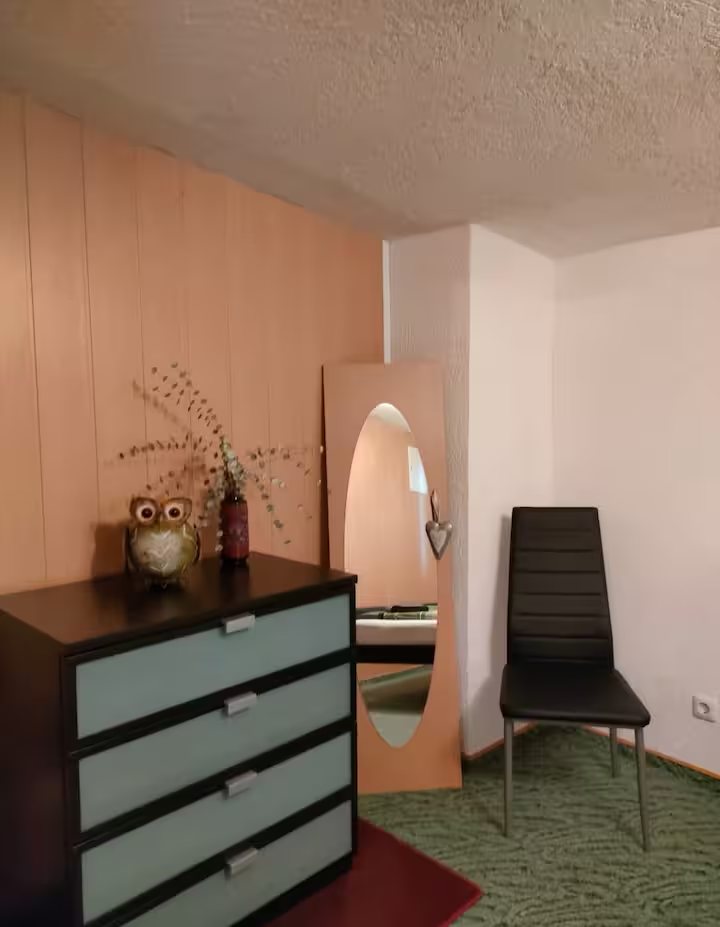 Wohnung 1: Schlafbereich mit Kommode und Spiegelnische