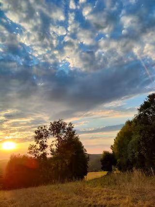 Sonnenuntergang über den Hügeln nahe Mittelndorf