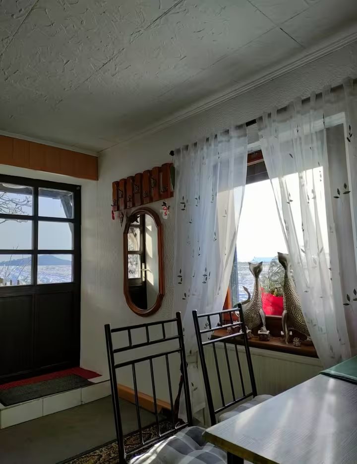 Wohnung 1: Zimmer mit Fenster und Sitzecke