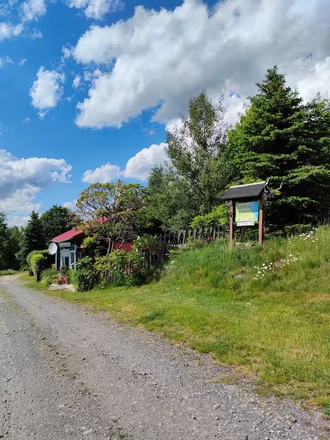 Wohnung 1: Zugangsweg zum Haus mit Garten