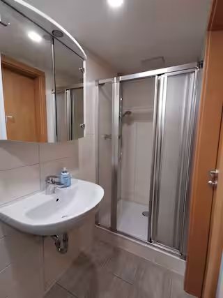 Wohnung 2: Badezimmer mit Dusche und Waschbecken