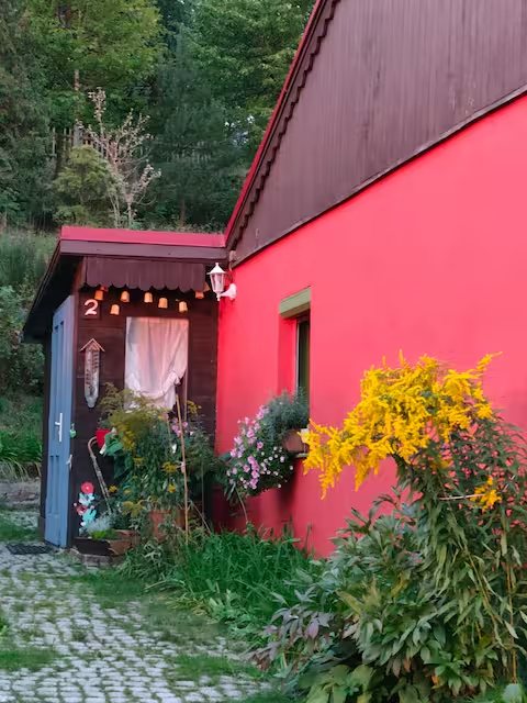 Wohnung 2: Hauseingang mit Blumen und Lichterkette