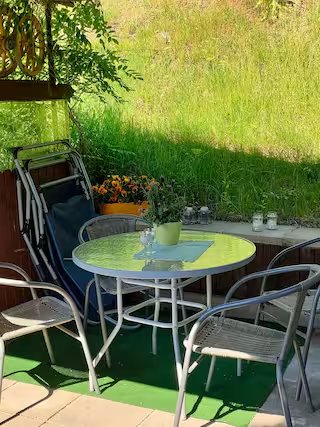 Wohnung 2: Gartentisch mit Stühlen auf der Terrasse