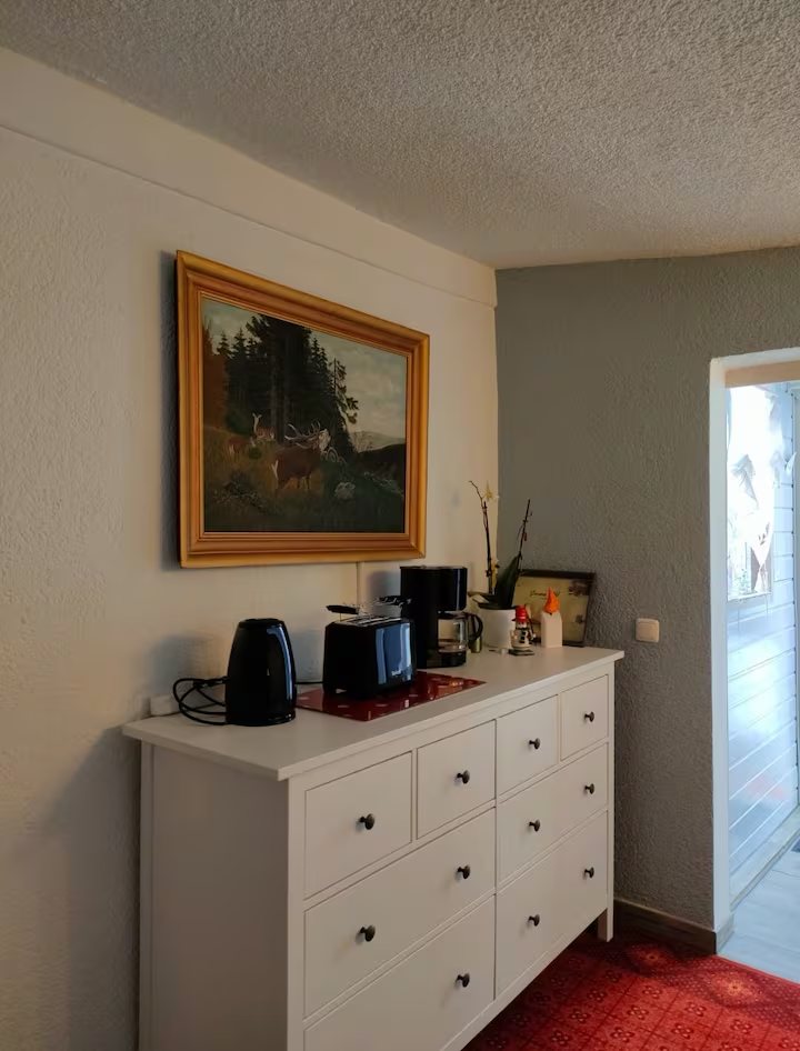 Wohnung 2: Wohnbereich mit Sideboard und Kaffeemaschine