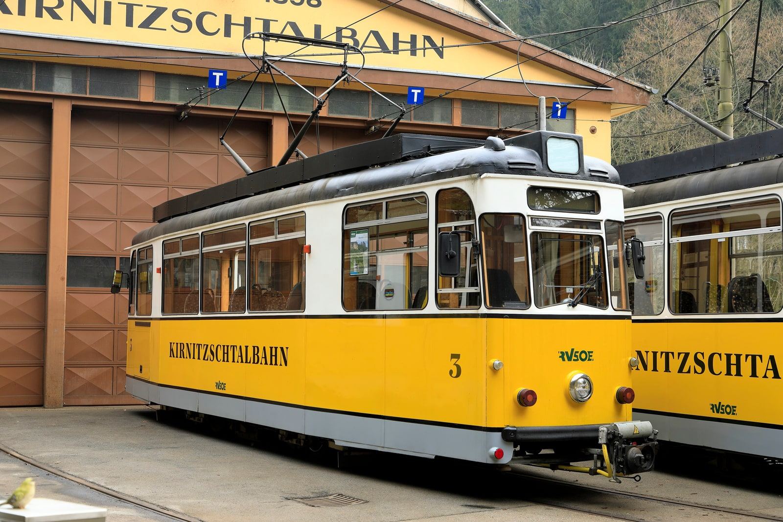 Historische gelbe Kirnitzschtalbahn in Bad Schandau vor dem Betriebshof