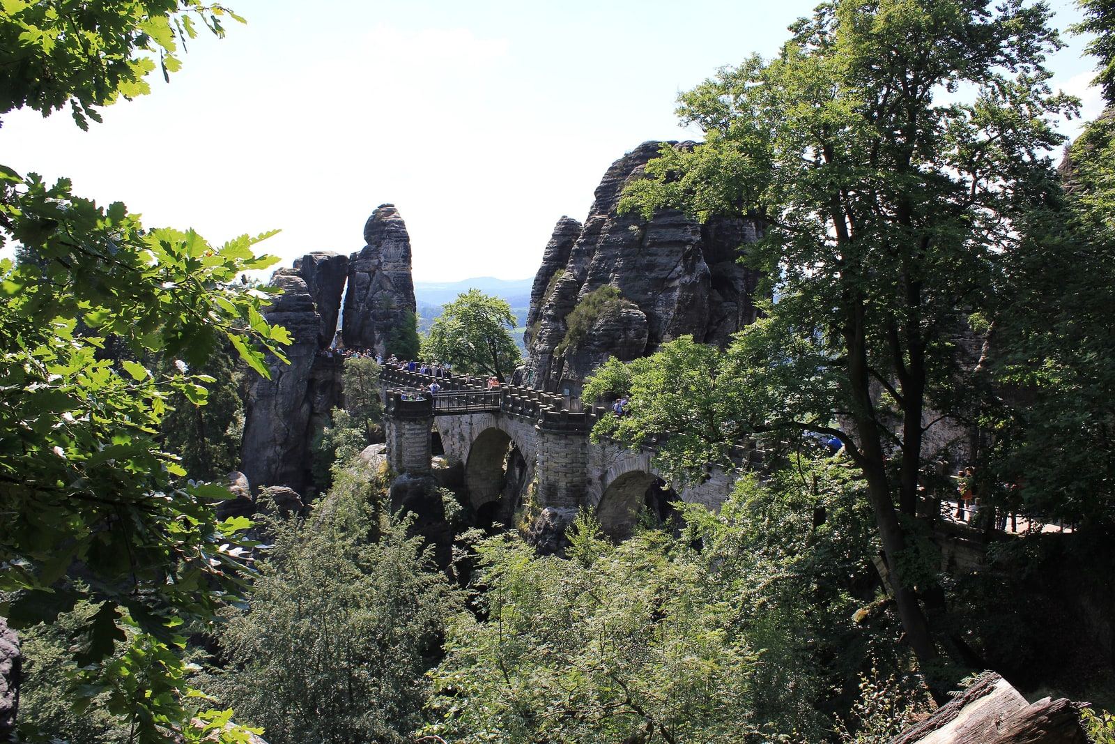 Die Basteibrücke zwischen den Sandsteinfelsen der Bastei in der Sächsischen Schweiz