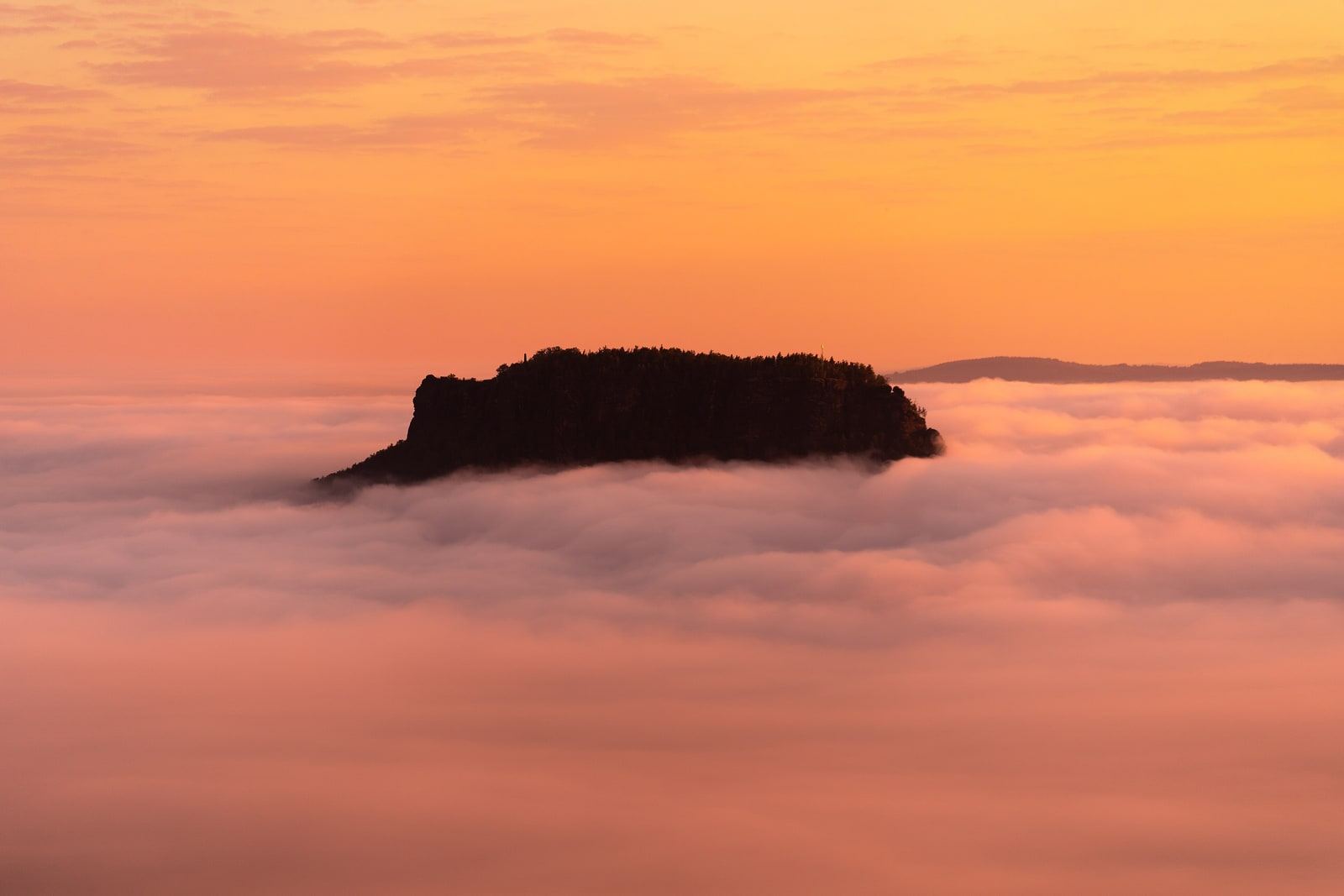 Der Tafelberg Lilienstein ragt bei Sonnenuntergang aus einem Nebelmeer über dem Elbtal