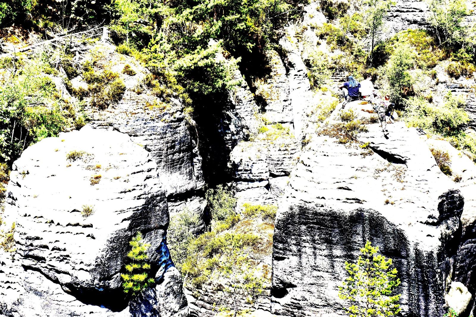 Kletterer an einem Sandsteinfelsen im Elbsandsteingebirge der Sächsischen Schweiz