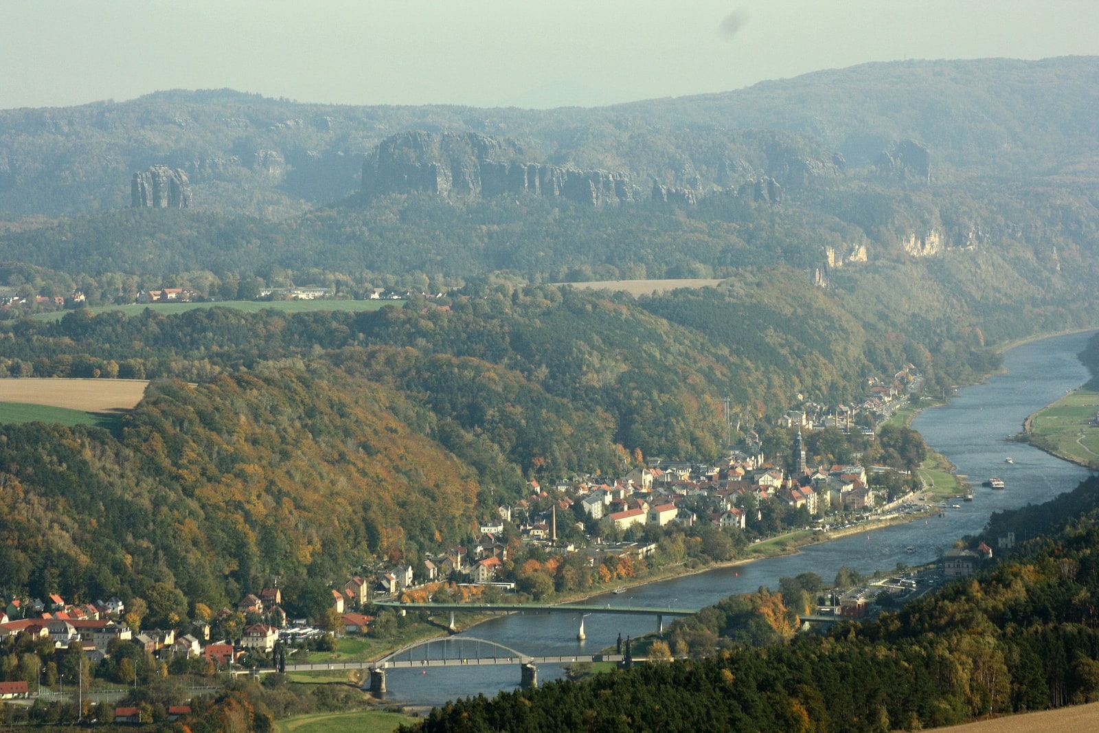 Weiter Blick vom Lilienstein-Hochplateau über das Elbtal und die Wälder der Sächsischen Schweiz zu den Schrammsteinen